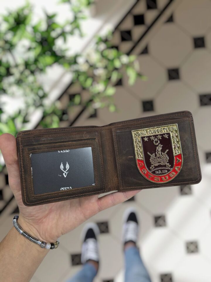 VİSSO 1236 Astsubay Rozetli HAKİKİ DERİ ÇANTA İSME ÖZEL KAHVE MATRİX ASTSUBAY ROZETLİ KAĞIT PARA VE KİMLİK BÖLMELİ ERKEK VE KADIN CÜZDAN