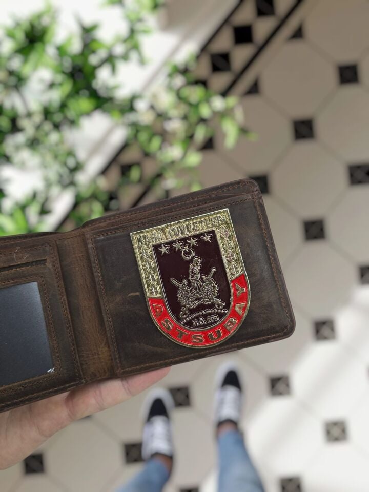 VİSSO 1236 Astsubay Rozetli HAKİKİ DERİ ÇANTA İSME ÖZEL KAHVE MATRİX ASTSUBAY ROZETLİ KAĞIT PARA VE KİMLİK BÖLMELİ ERKEK VE KADIN CÜZDAN