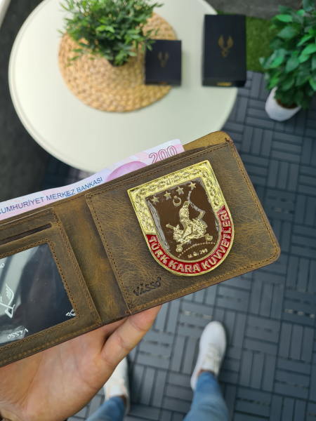 VİSSO 1236 HAKİKİ DERİ ÇANTA İSME ÖZEL KAHVE MATRİX KARA KUVVETLERİ KOMUTANLIĞI ROZETLİ KAĞIT PARA VE KİMLİK BÖLMELİ ERKEK VE KADIN CÜZDAN