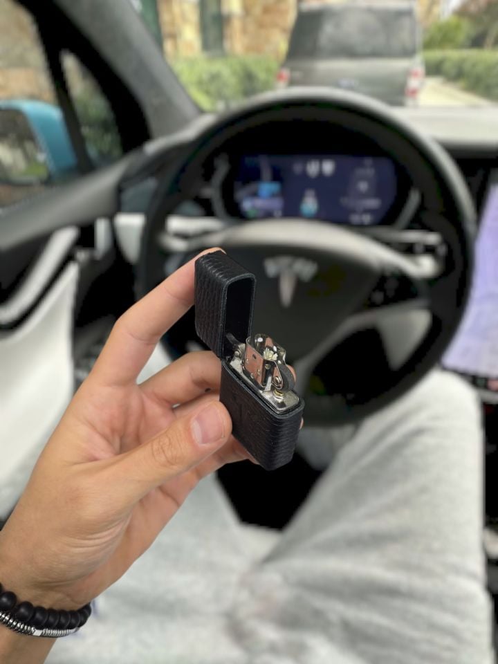 VİSSO Visso 1933 Hakiki Dana Derisi El Yapımı ZİPPO Tarzı Benzinli Çakmak Kılıfı ve Zippo Tarzı Çakmak SİYAH GUTTY TESLA LOGO