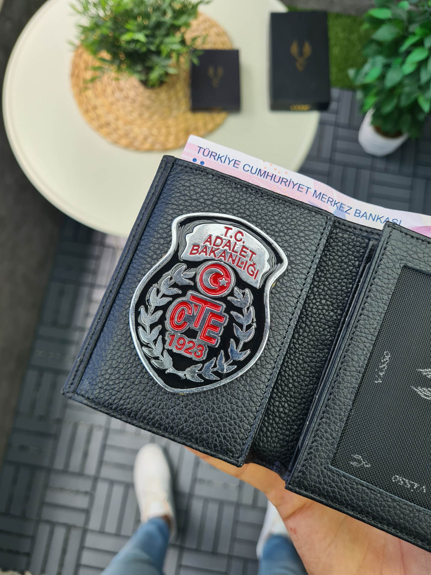 VİSSO 1131 HAKİKİ ORJİNAL DERİ ÇANTA SİYAH RENK 3 ADET KİMLİK KART GÖZLÜ CEZA İNFAZ KORUMA MEMURU ROZETLİ KADIN ERKEK CÜZDAN (GARDİYAN ROZETL CÜZDAN)