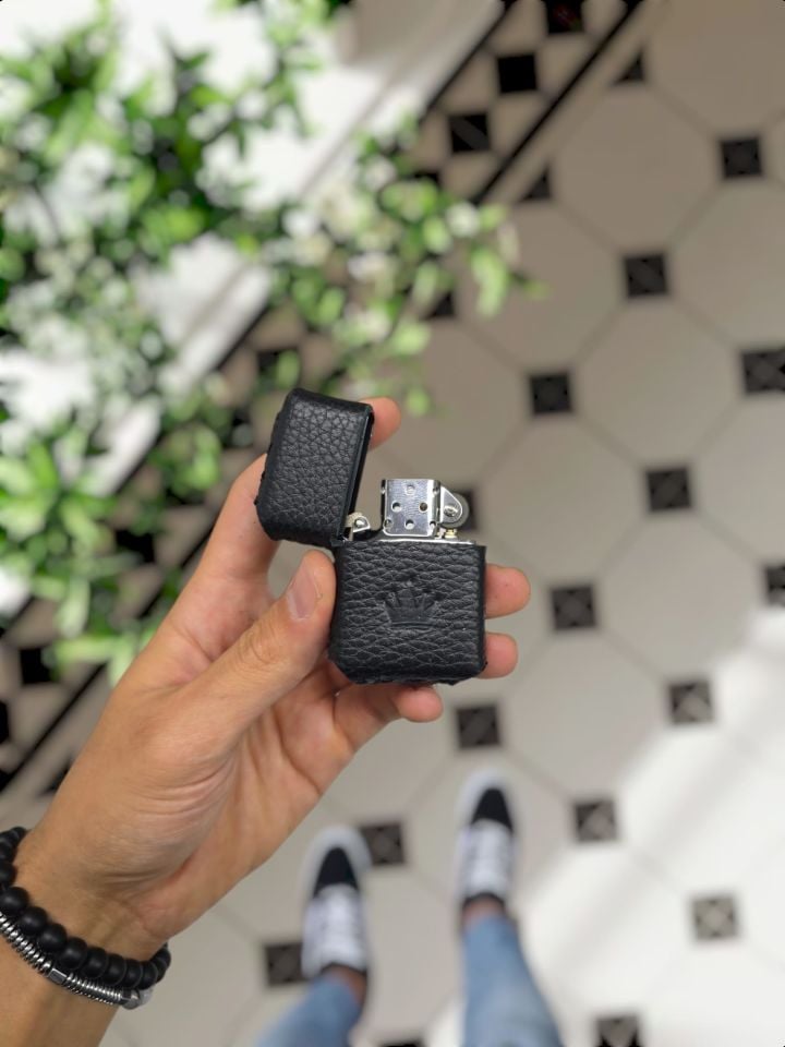 VİSSO Visso 1933 Hakiki Dana Derisi El Yapımı ZİPPO Tarzı Benzinli Çakmak Kılıfı ve Zippo Tarzı Çakmak SİYAH GUTTY Taç Logo