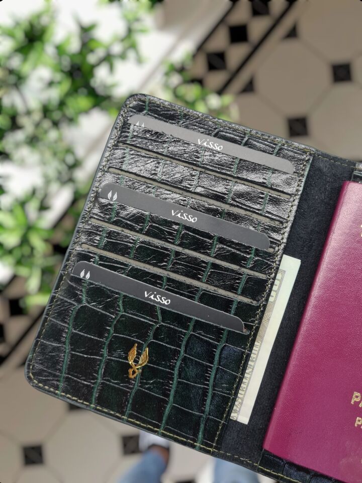 VİSSO 911 HAKİKİ ORJİNAL DERİ ÇANTA KREDİ KART VE KİMLİK HAZNELİ PASAPORTLUK - DERİ PASAPORT KILIFI Yeşil Croco Yaldızlı Baskı