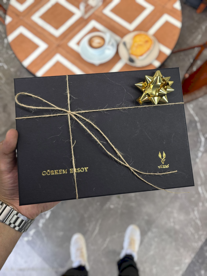 VİSSO 111 HAKİKİ DERİ ÇANTA İSME ÖZEL ÜÇ KİMLİK KART BÖLMELİ  FERMUARLI KADIN ERKEK ÇITIÇITLI CÜZDAN GRİ NATURAL CÜZDAN + Hakiki Deri Kılıf APPLE LOGOLU