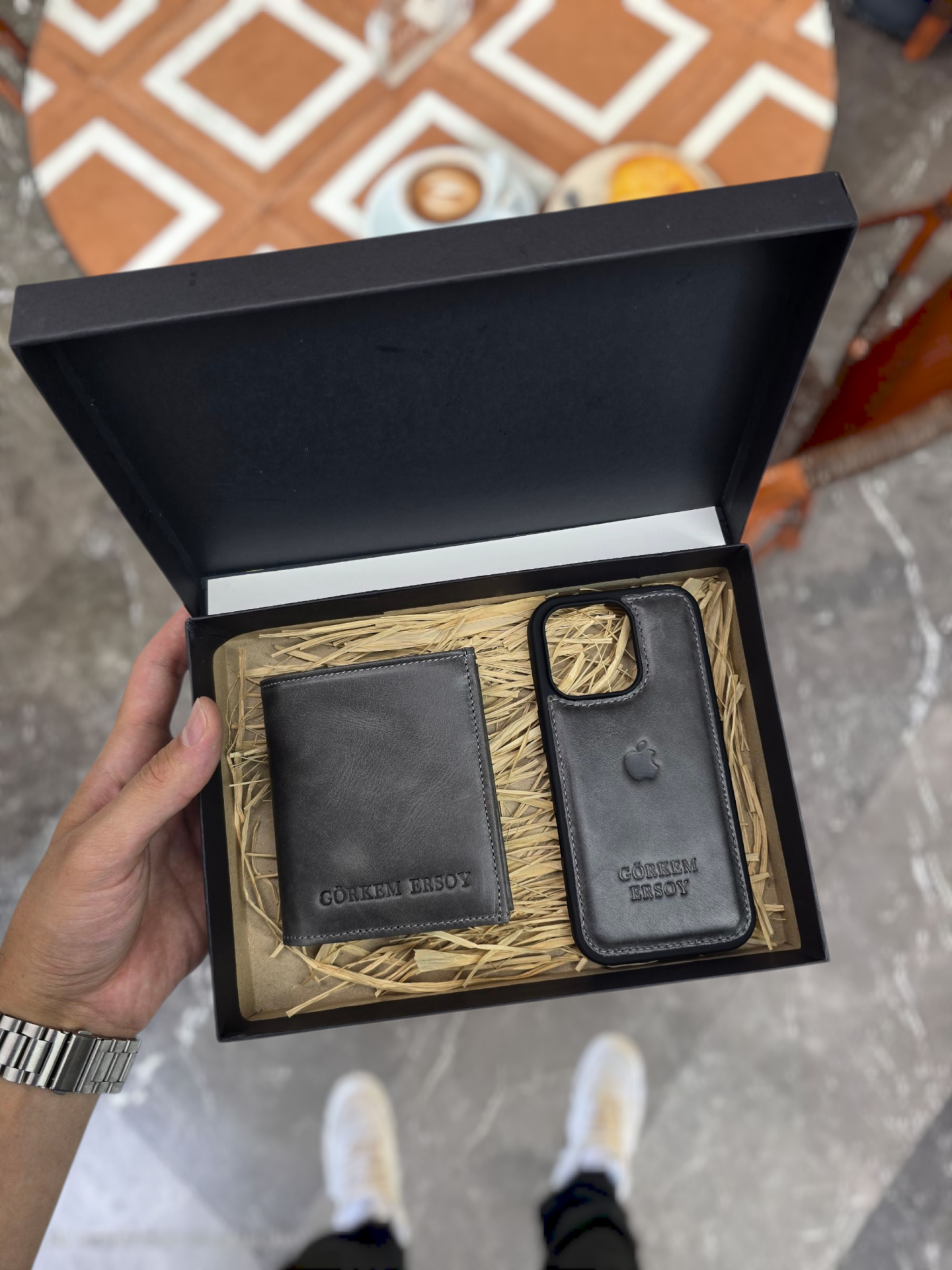 VİSSO 111 HAKİKİ DERİ ÇANTA İSME ÖZEL ÜÇ KİMLİK KART BÖLMELİ  FERMUARLI KADIN ERKEK ÇITIÇITLI CÜZDAN GRİ NATURAL CÜZDAN + Hakiki Deri Kılıf APPLE LOGOLU