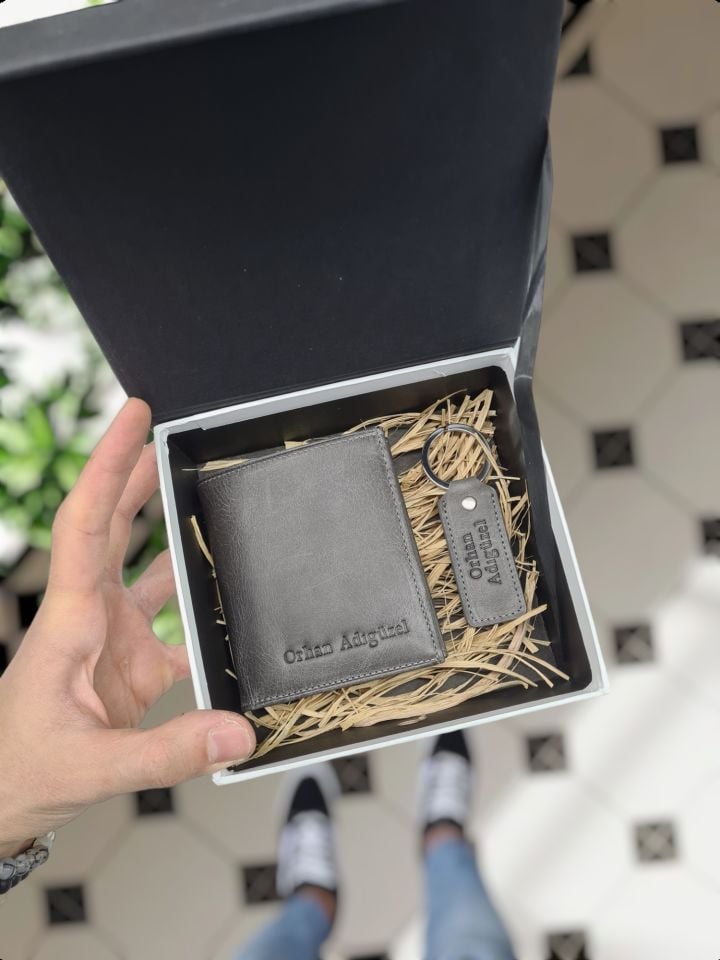 VİSSO 114 SET CÜZDAN VE ANAHTARLIK  , – İSME ÖZEL HAKİKİ DERİ ERKEK KADIN CÜZDAN VE DERİ ANAHTARLIK – KALİTELİ VE ŞIK Gri Crayz Mıknatıslı Kutu