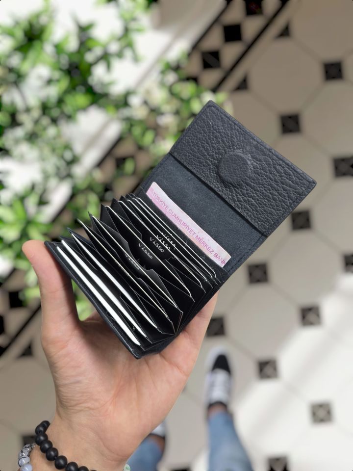 VİSSO 660 DERİ ÇANTA  İSME ÖZEL GÜÇLÜ MIKNATISLI KİLİT AKORDİYON YELPAZE KARTLIK CÜZDAN ERKEK KADIN MODELİ Siyah Gutty ÇAPA LOGOLU