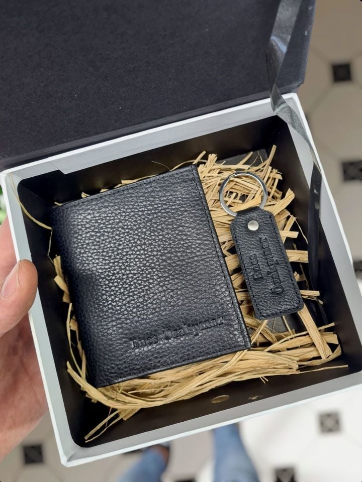 VİSSO 114 HAKİKİ DERİ ÇANTA  İSME ÖZEL ÜÇ KİMLİK KART BÖLMELİ  FERMUARLI KADIN ERKEK ÇITIÇITLI CÜZDAN Mıknatıslı Kutuda  SİYAH GUTTY