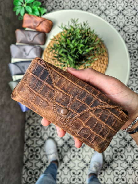 Visso 888 Kişiye Özel İsim Baskılı Hakiki Dana Derisi İçi Kadife Çıtçıtlı Kilit Kapak Hakiki Deri Gözlük Kılıfı - Çanta Unisex Taba Eskitme Croco gözlük çanta