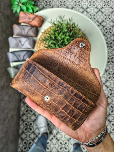 Visso 888 Kişiye Özel İsim Baskılı Hakiki Dana Derisi İçi Kadife Çıtçıtlı Kilit Kapak Hakiki Deri Gözlük Kılıfı - Çanta Unisex Taba Eskitme Croco gözlük çanta