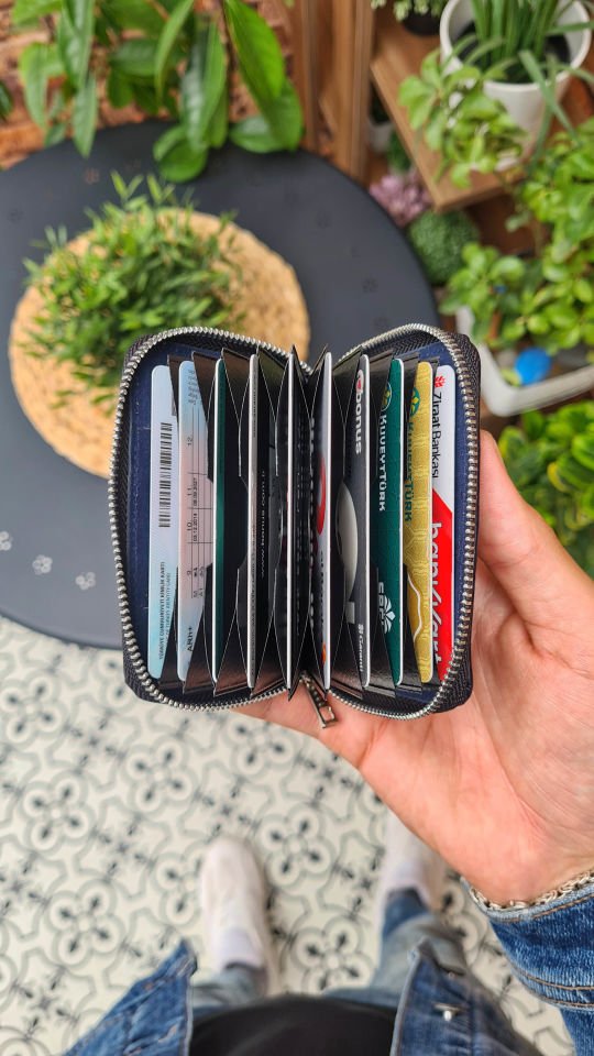 VİSSO 661 GERÇEK DERİ ÇANTA SİYAH GUTTY İSME ÖZEL  ERKEK VE KADIN İÇİN FERMUARLI AKORDİYON-YELPAZE KREDİ KARTLIK MODEL