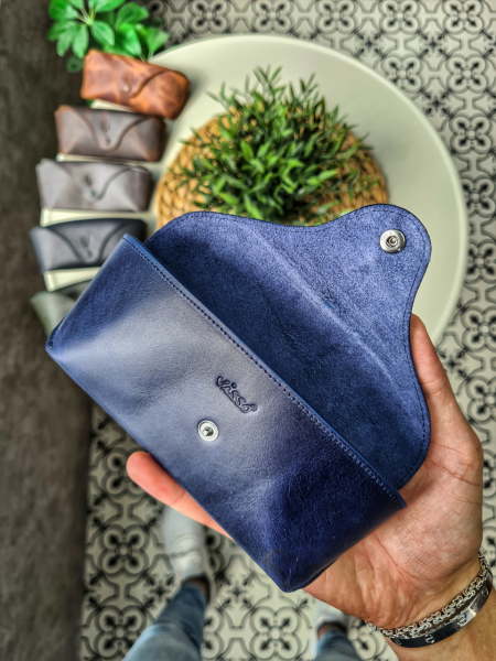Visso 888 Kişiye Özel İsim Baskılı Hakiki Dana Derisi İçi Kadife Çıtçıtlı Kilit Kapak Hakiki Deri Gözlük Kılıfı - Çanta Unisex  Lacivert Kurtuba gözlük çanta
