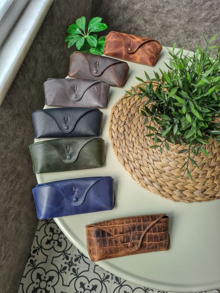 Visso 888 Kişiye Özel İsim Baskılı Hakiki Dana Derisi İçi Kadife Çıtçıtlı Kilit Kapak Hakiki Deri Gözlük Kılıfı - Çanta Unisex Yeşil Granada gözlük çanta