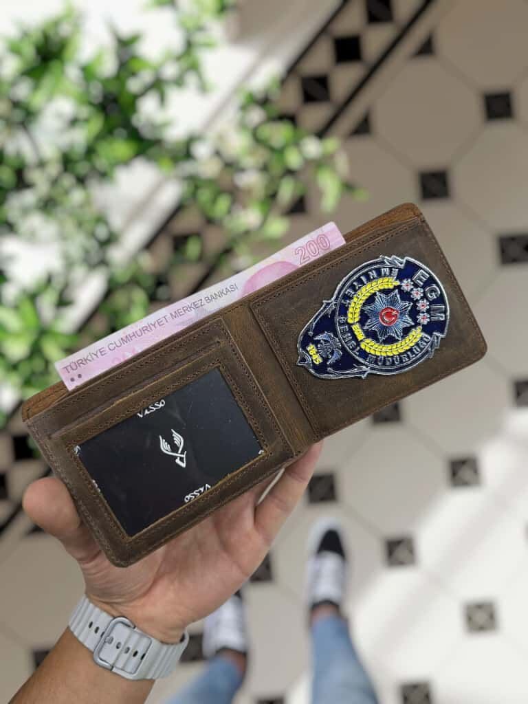 VİSSO 1236 HAKİKİ DERİ ÇANTA İSME ÖZEL EGM ROZETLİ KAĞIT PARA VE KİMLİK BÖLMELİ ERKEK VE KADIN CÜZDAN Kahve Matrix