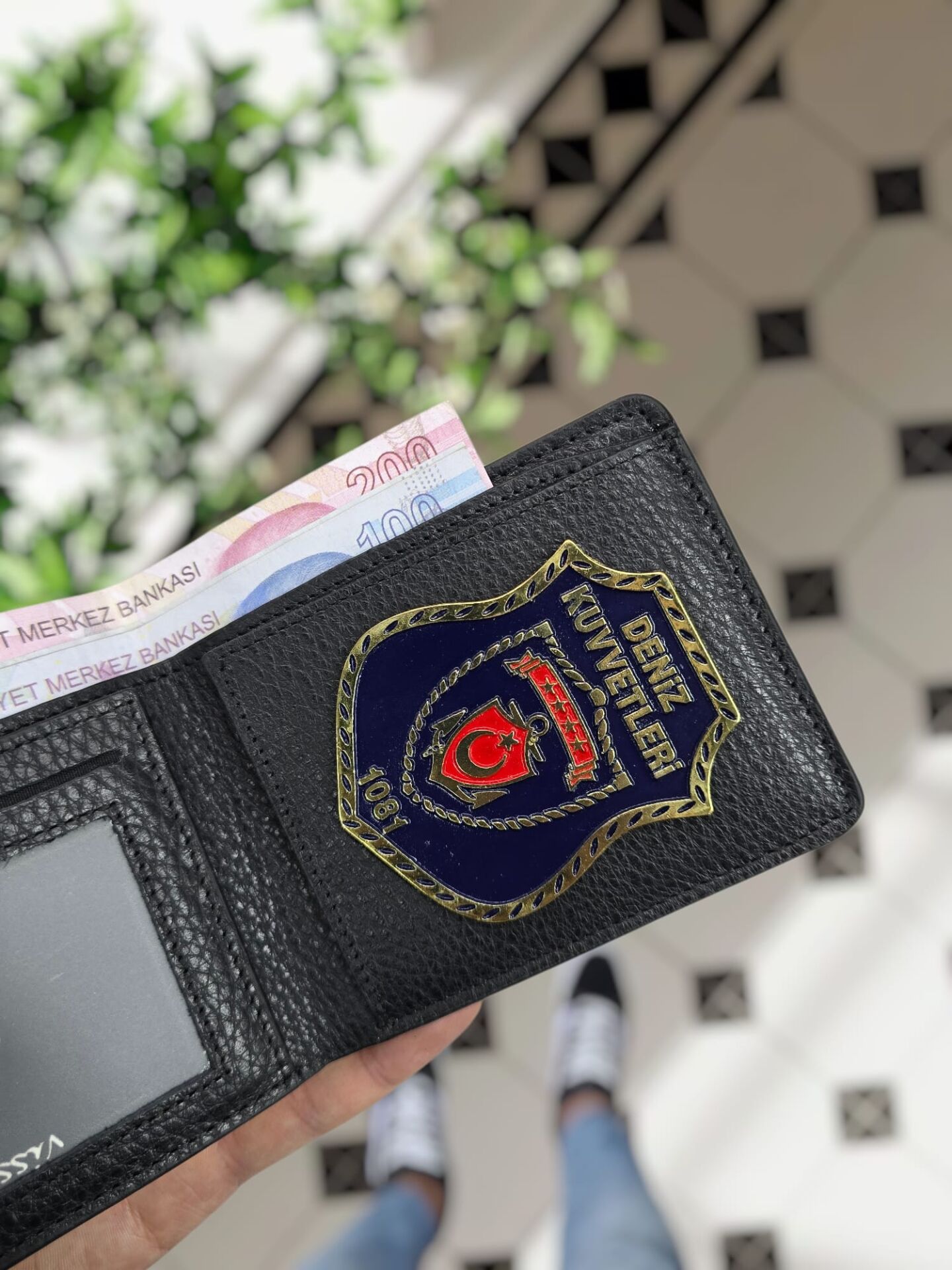 VİSSO 1236 Deniz Kuvvetleri Rozetli HAKİKİ DERİ ÇANTA İSME ÖZEL Deniz Kuvvetleri ROZETLİ KAĞIT PARA VE KİMLİK BÖLMELİ ERKEK VE KADIN CÜZDAN Siyah Gutty