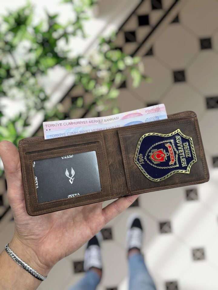 VİSSO 1236 Deniz Kuvvetleri Rozetli HAKİKİ DERİ ÇANTA İSME ÖZEL Deniz Kuvvetleri  ROZETLİ KAĞIT PARA VE KİMLİK BÖLMELİ ERKEK VE KADIN CÜZDAN Kahve Matrix