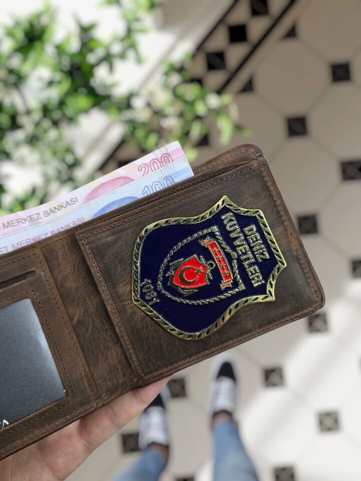 VİSSO 1236 Deniz Kuvvetleri Rozetli HAKİKİ DERİ ÇANTA İSME ÖZEL Deniz Kuvvetleri  ROZETLİ KAĞIT PARA VE KİMLİK BÖLMELİ ERKEK VE KADIN CÜZDAN Kahve Matrix