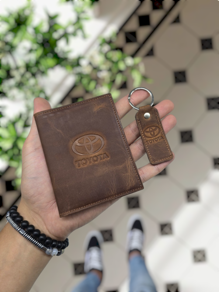TOYOTA VİSSO 1904 Hakiki Deri Araç Ruhsat Kılıf İsme Özel Çanta Erkek Kadın Modeli  TOYOTA  FINDIK KAHVERENGİ + ANAHTARLIK