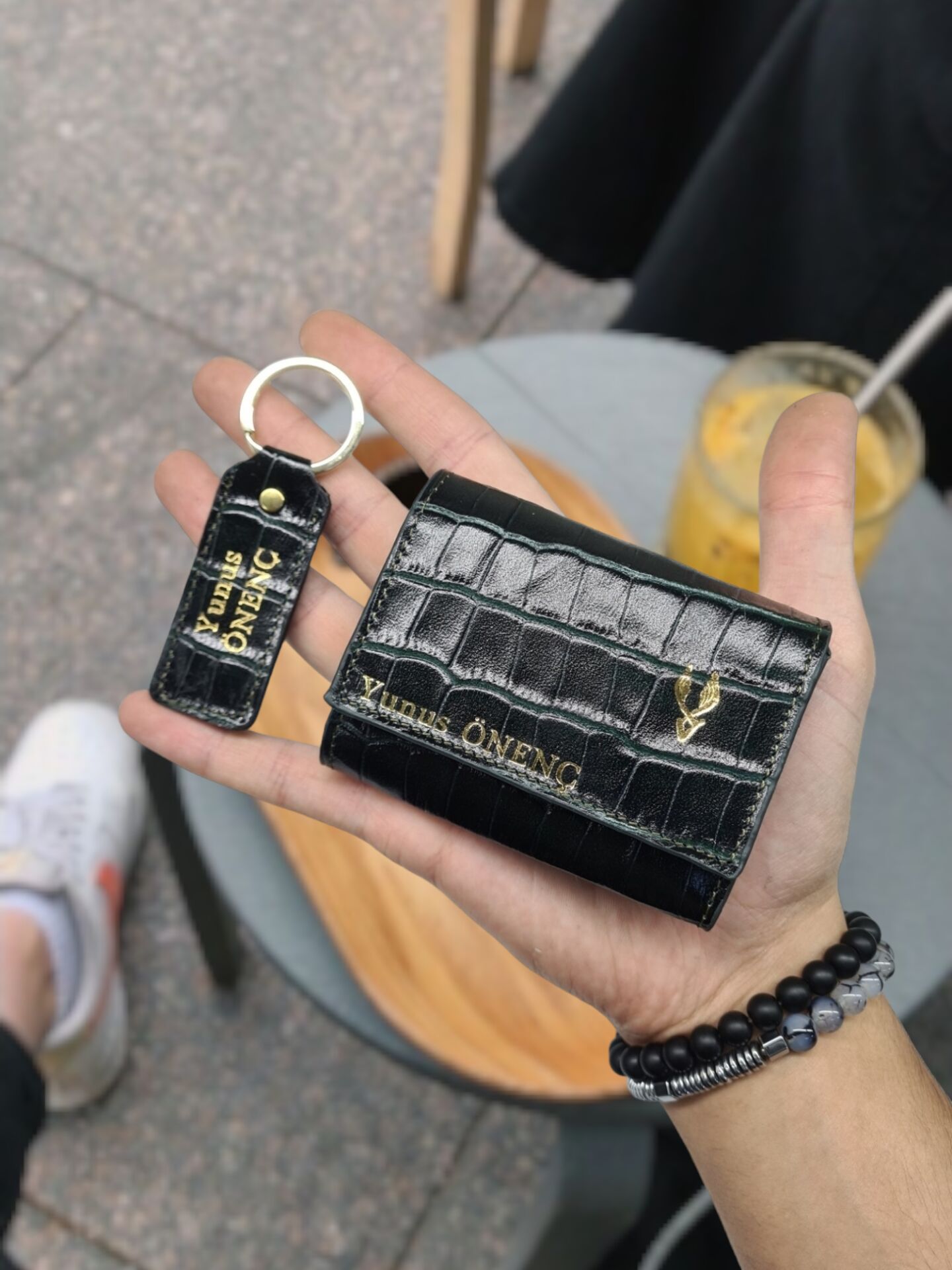 VİSSO 660 HAKİKİ DERİ ÇANTA İSME ÖZEL GÜÇLÜ MIKNATISLI KİLİT AKORDİYON YELPAZE KARTLIK CÜZDAN ERKEK KADIN MODELİ YEŞİL Croco + Anahtarlık