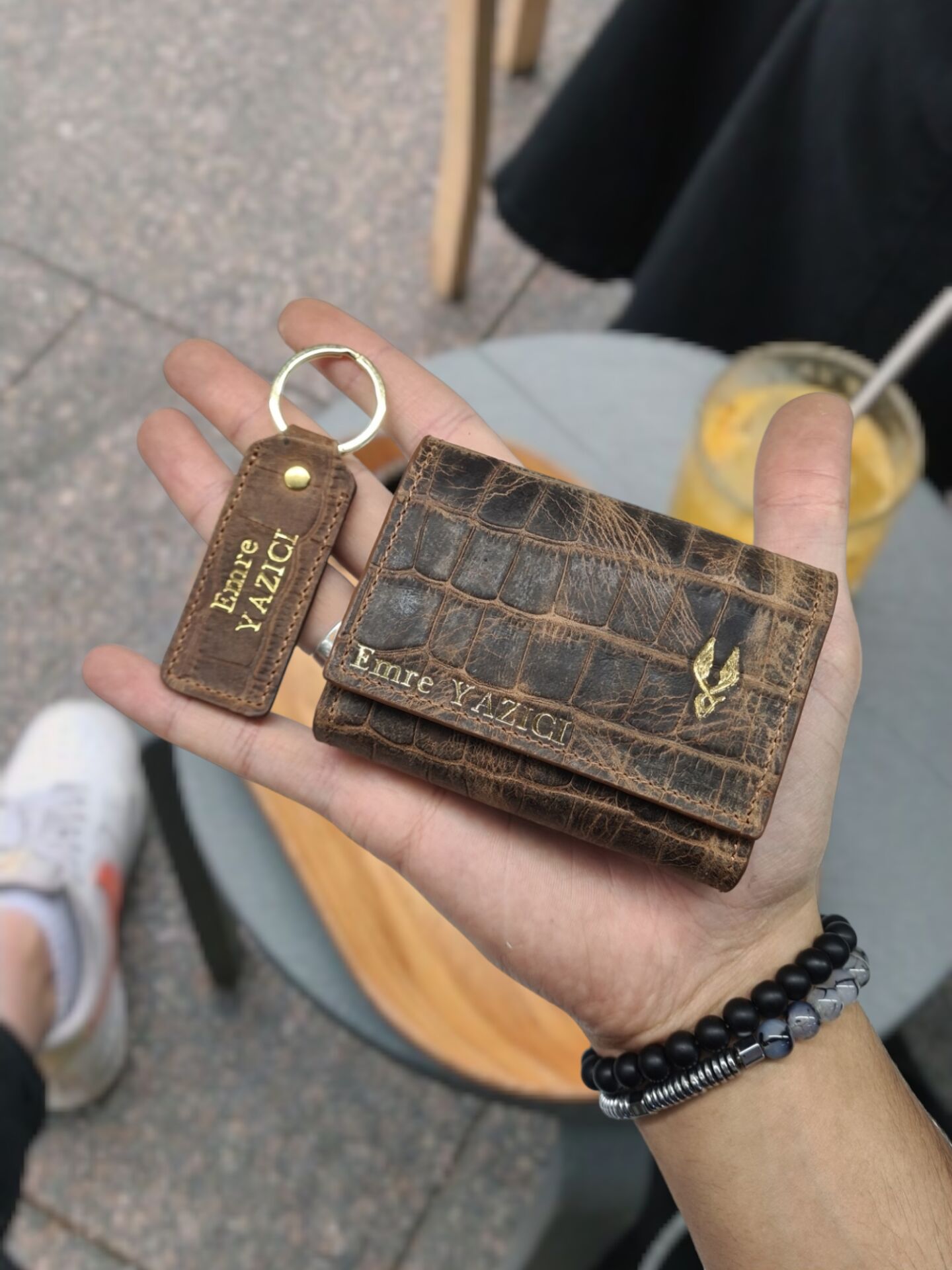 VİSSO 660 HAKİKİ DERİ ÇANTA İSME ÖZEL GÜÇLÜ MIKNATISLI KİLİT AKORDİYON YELPAZE KARTLIK CÜZDAN ERKEK KADIN MODELİ  ESKİTME Kahve Croco + Anahtarlık