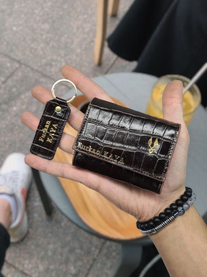 VİSSO 660 HAKİKİ DERİ ÇANTA İSME ÖZEL GÜÇLÜ MIKNATISLI KİLİT AKORDİYON YELPAZE KARTLIK CÜZDAN ERKEK KADIN MODELİ Kahve Croco + Anahtarlık