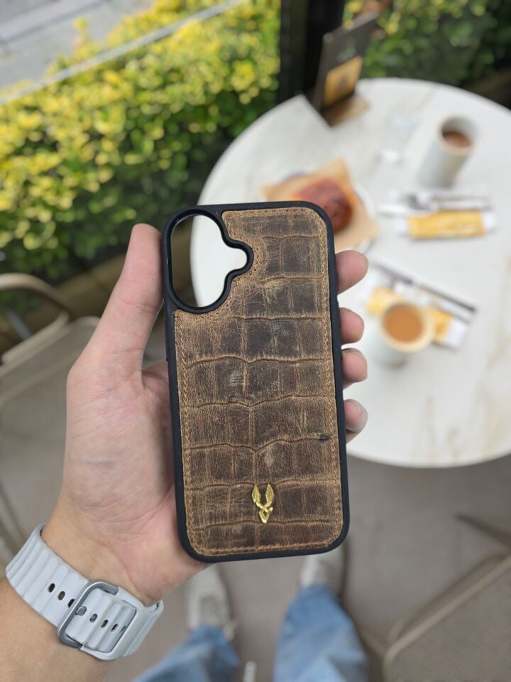 İphone 17 Model  Uyumlu    ESKİTME KAHVE CROCO Hakiki Deri İsme Özel Ücretsiz Kişiselleştirme Seçeneği İle Kadın Erkek Kullanım premium  Tam Uyumlu Silikon Kılıf Ücretsiz Kargo Visso Leather Geçek Orjinal Dana Derisi