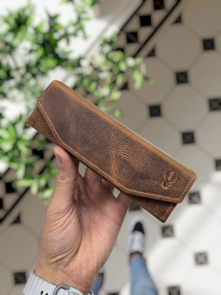 Visso 889 FINDIK MATRİX RENK Gözlük Kılıfı İsme Özel Hakiki Dana Derisi İçi Kadife Mıknatıslı Kilit Kapaklı  Çok Amaçlı Takı Ziynet Pırlanta Elmas İçin Deri Mini Kutu Her Model Gözlük Kılıfı  FINDIK MATRİX RENK