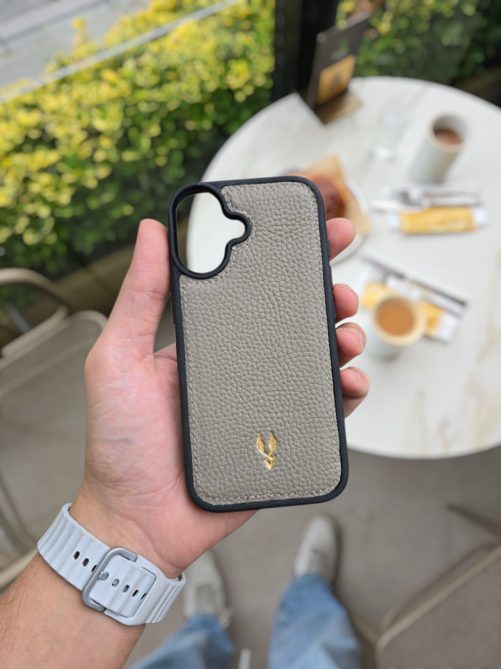 İphone 17 Model Uyumlu BEJ GUTTY Hakiki Deri İsme Özel Ücretsiz Kişiselleştirme Seçeneği İle Kadın Erkek Kullanım premium  Tam Uyumlu Silikon Kılıf Ücretsiz Kargo Visso Leather Geçek Orjinal Dana Derisi