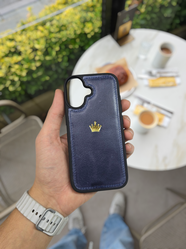 İphone 17 Model Uyumlu LACİVERT CRAYZ TAÇ LOGO  Hakiki Deri İsme Özel Ücretsiz Kişiselleştirme Seçeneği İle Kadın Erkek Kullanım premium  Tam Uyumlu Silikon Kılıf Ücretsiz Kargo Visso Leather Geçek Orjinal Dana Derisi