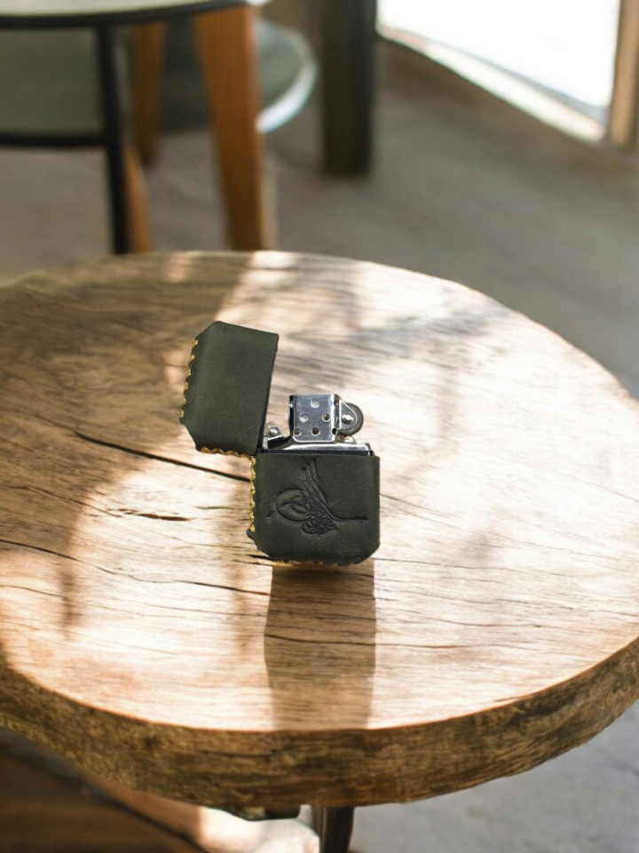 VİSSO Visso 1933 Hakiki Dana Derisi El Yapımı ZİPPO Tarzı Benzinli Çakmak Kılıfı ve Zippo Tarzı Çakmak K. YEŞİL  TUĞRA LOGOLU