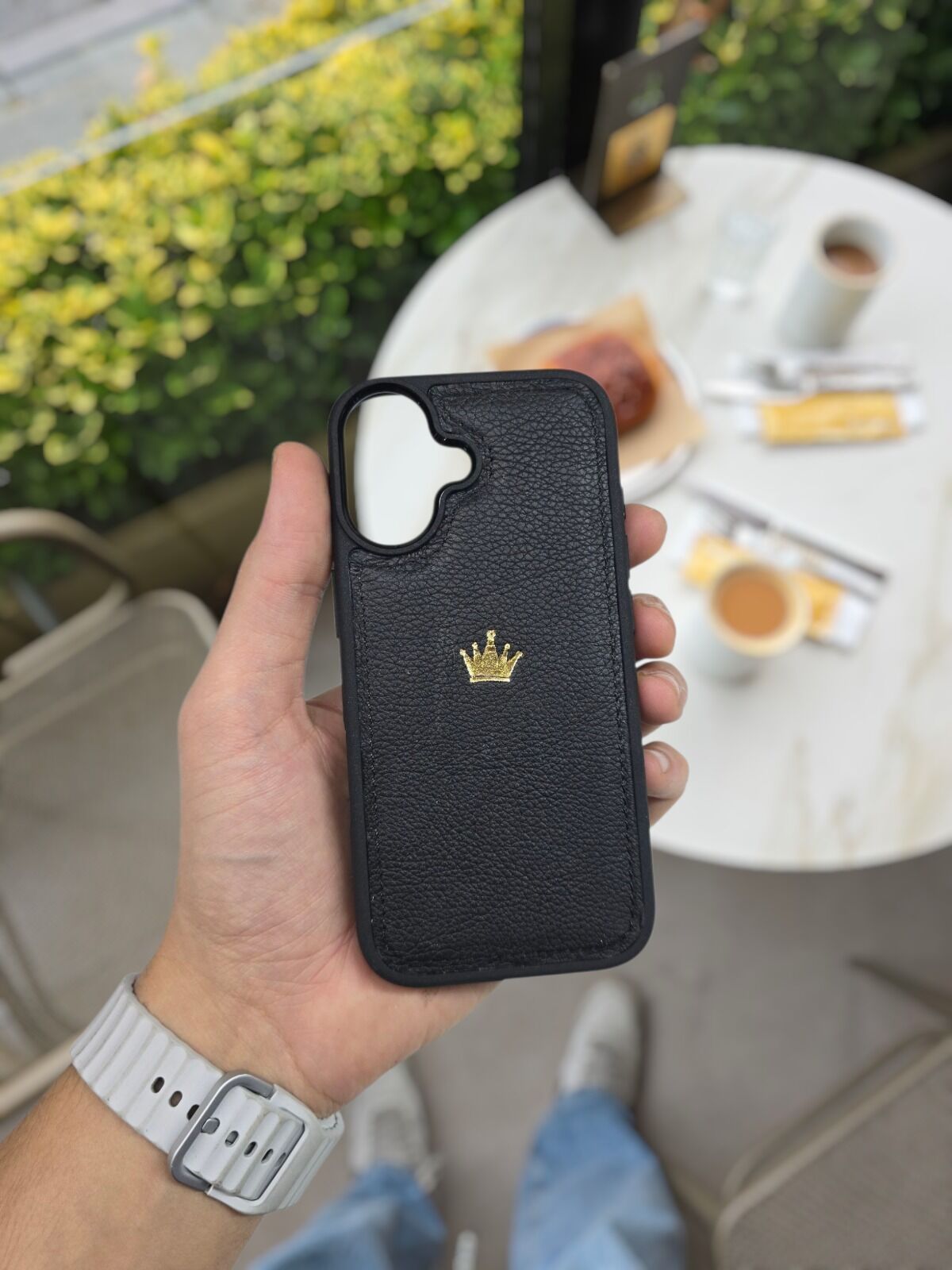 İphone 17 Model Uyumlu SİYAH GUTTY TAÇ LOGO Hakiki Deri İsme Özel Ücretsiz Kişiselleştirme Seçeneği İle Kadın Erkek Kullanım premium  Tam Uyumlu Silikon Kılıf Ücretsiz Kargo Visso Leather Geçek Orjinal Dana Derisi