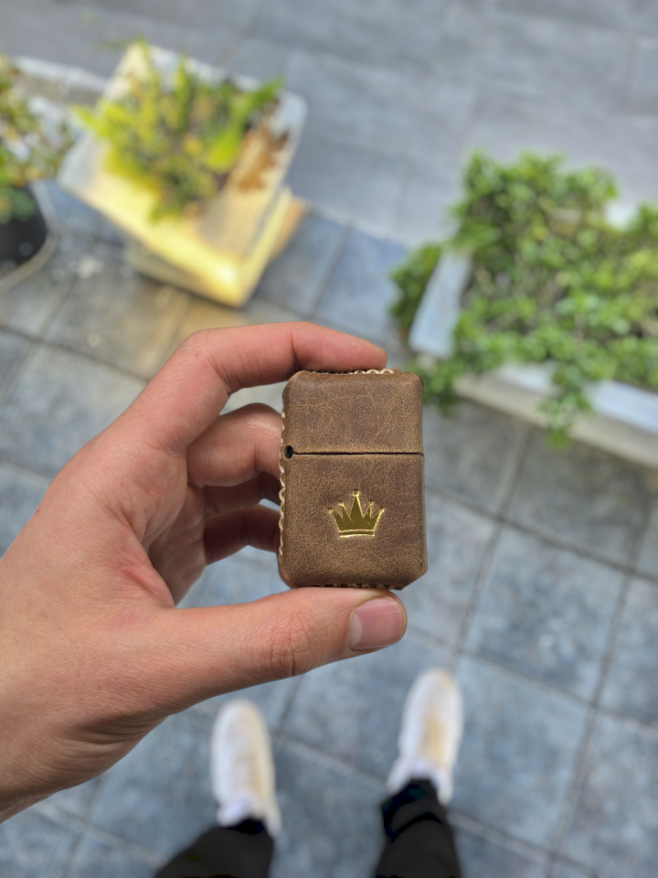 VİSSO Visso 1933 Hakiki Dana Derisi El Yapımı ZİPPO Tarzı Benzinli Çakmak Kılıfı ve Zippo Tarzı Çakmak A. Fındık Crayz TAÇ logo