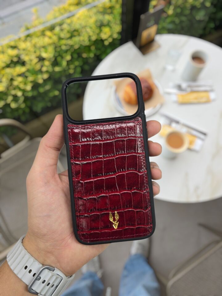 İphone 17 PRO Model Uyumlu BORDO CROCO Hakiki Deri İsme Özel Ücretsiz Kişiselleştirme Seçeneği İle Kadın Erkek Kullanım premium  Tam Uyumlu Silikon Kılıf Ücretsiz Kargo Visso Leather Geçek Orjinal Dana Derisi