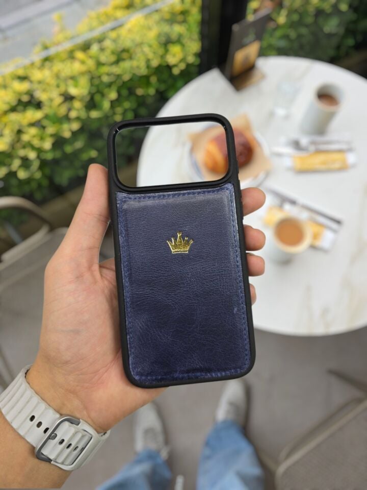 İphone 17 PRO Model Uyumlu LACİVERT CRAYZ TAÇ LOGO Hakiki Deri İsme Özel Ücretsiz Kişiselleştirme Seçeneği İle Kadın Erkek Kullanım premium  Tam Uyumlu Silikon Kılıf Ücretsiz Kargo Visso Leather Geçek Orjinal Dana Derisi